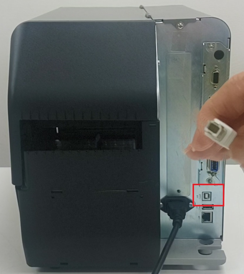 USBケーブルをプリンタから必ず外します。
